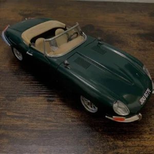 Burago 1/18 Scale Diecast 3026 - 1961 Jaguar E Type Cabriolet - Green